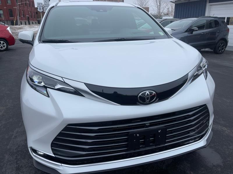 Toyota Sienna Platinum 7-Passenger AWD 2026