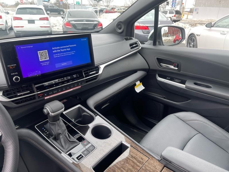 Toyota Sienna Platinum 7-Passenger AWD 2026
