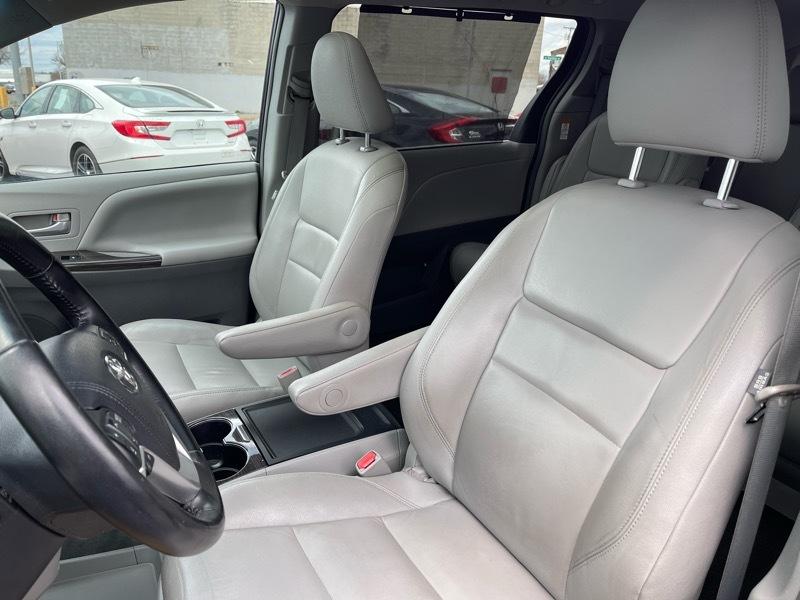Toyota Sienna Limited AWD 7-Passenger V6 2015