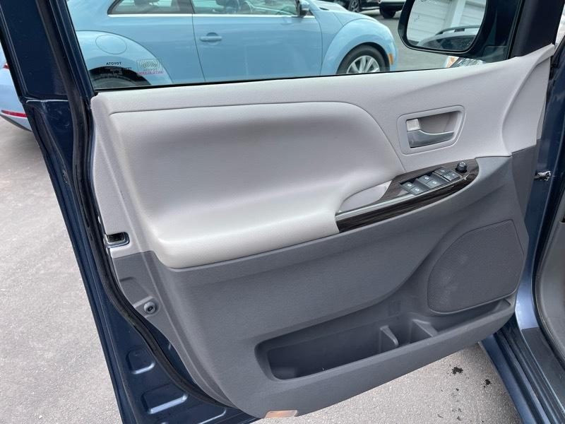 Toyota Sienna Limited AWD 7-Passenger V6 2015