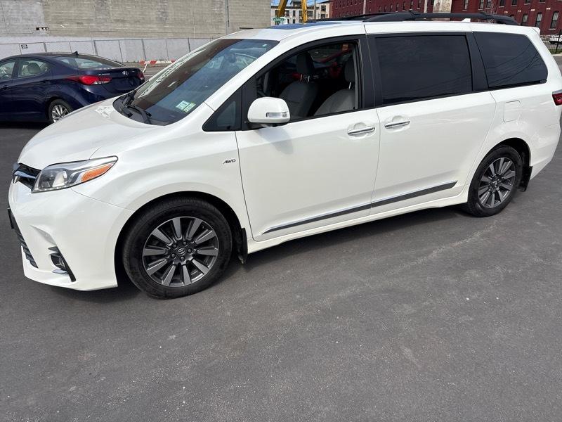 Toyota Sienna XLE 7-Passenger AWD 2018