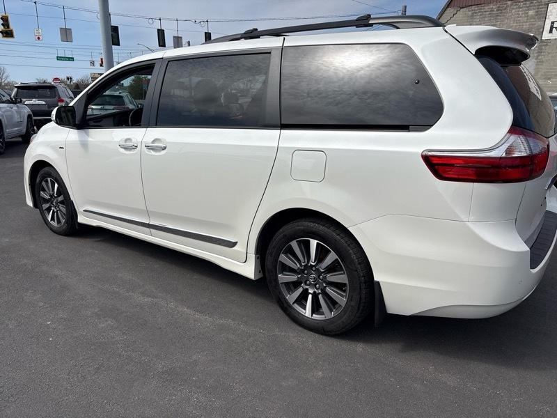 Toyota Sienna XLE 7-Passenger AWD 2018