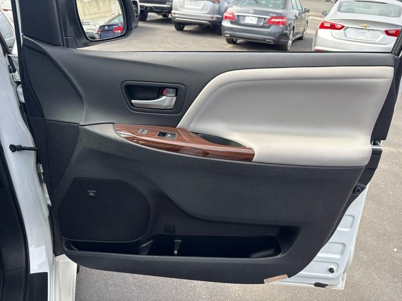 Toyota Sienna XLE 7-Passenger AWD 2018