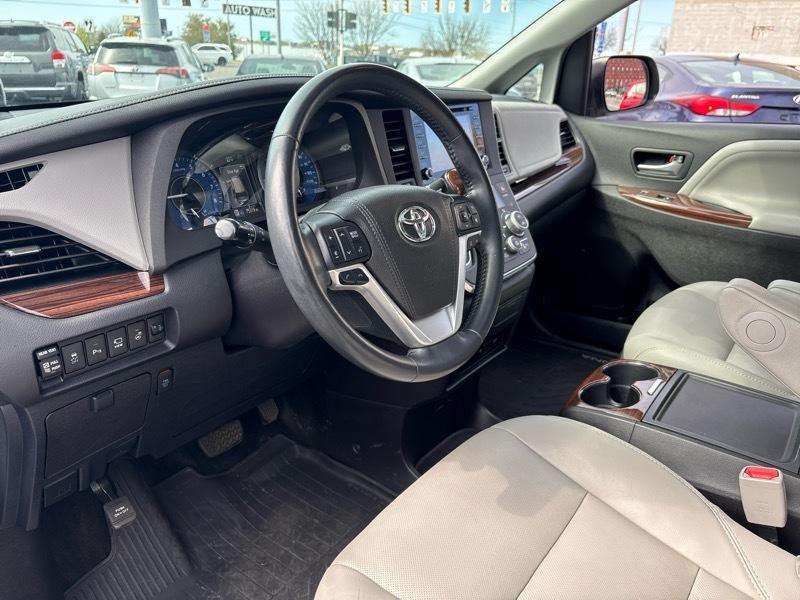 Toyota Sienna XLE 7-Passenger AWD 2018