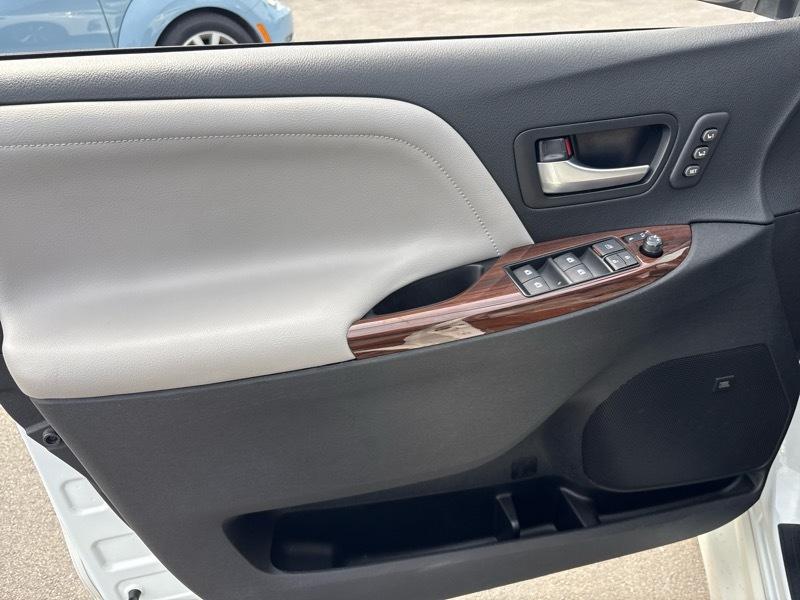 Toyota Sienna XLE 7-Passenger AWD 2018