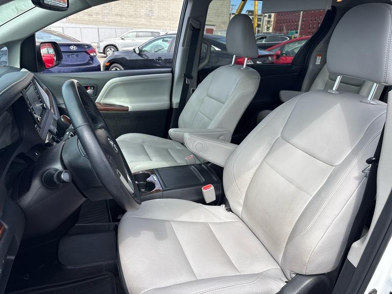 Toyota Sienna XLE 7-Passenger AWD 2018