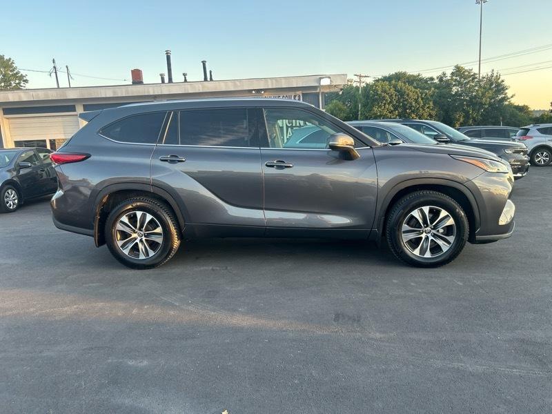 Toyota Highlander XLE AWD V6 2021
