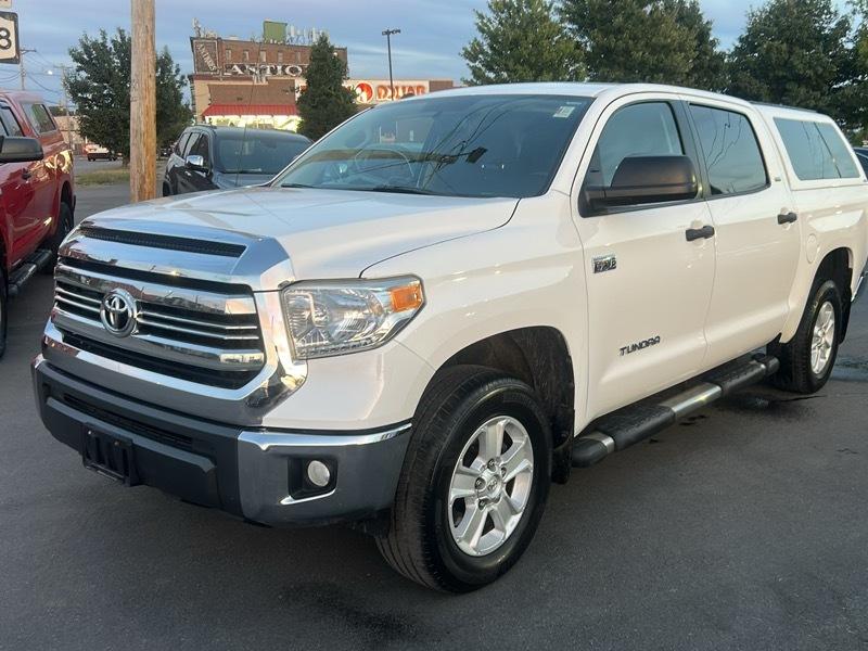 Toyota Tundra SR5 5.7L V8 CrewMax 4WD 2017