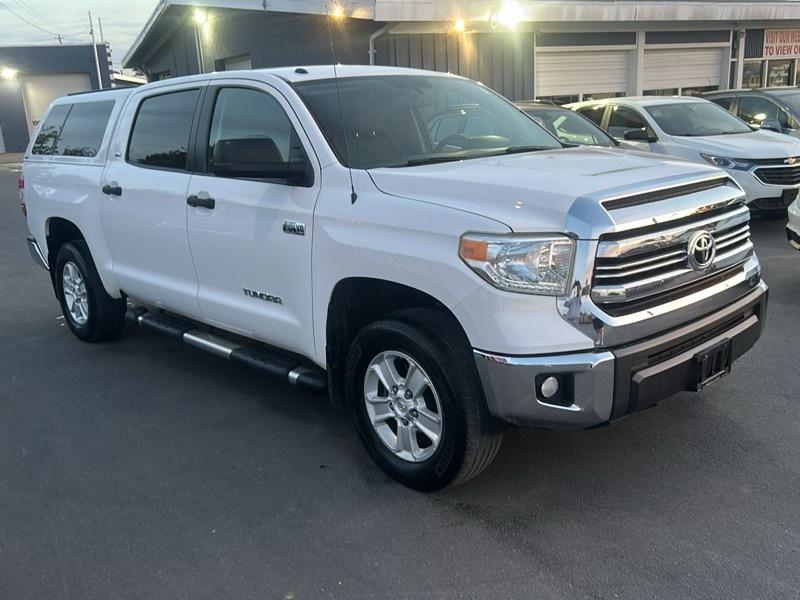 Toyota Tundra SR5 5.7L V8 CrewMax 4WD 2017