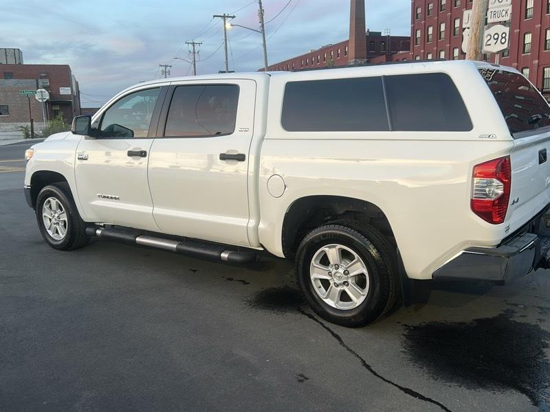 Toyota Tundra SR5 5.7L V8 CrewMax 4WD 2017