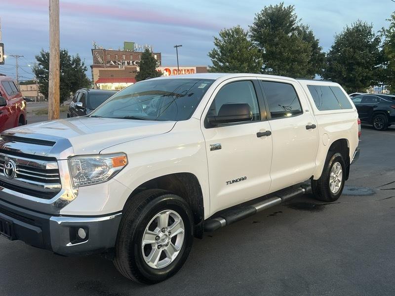 Toyota Tundra SR5 5.7L V8 CrewMax 4WD 2017