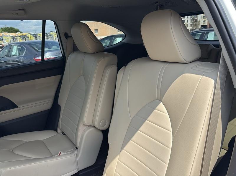 Toyota Highlander XLE 4WD 2023
