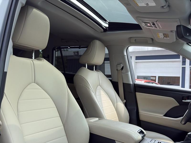 Toyota Highlander XLE 4WD 2023