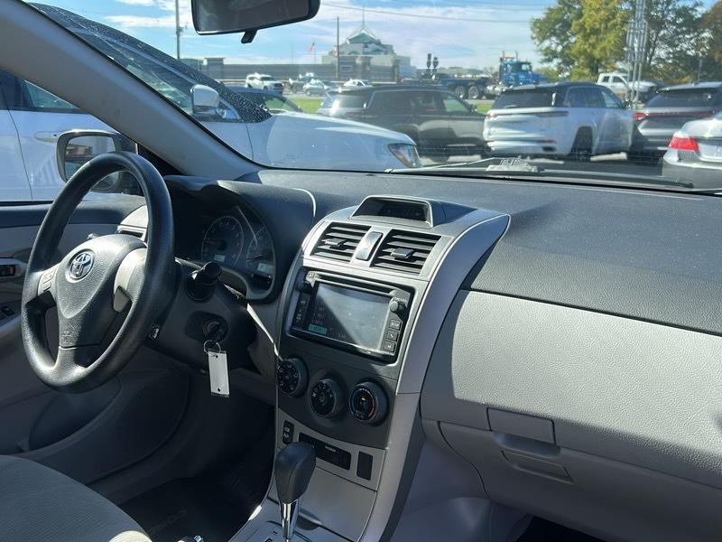 Toyota Corolla 4dr Sdn Auto LE (Natl) 2013