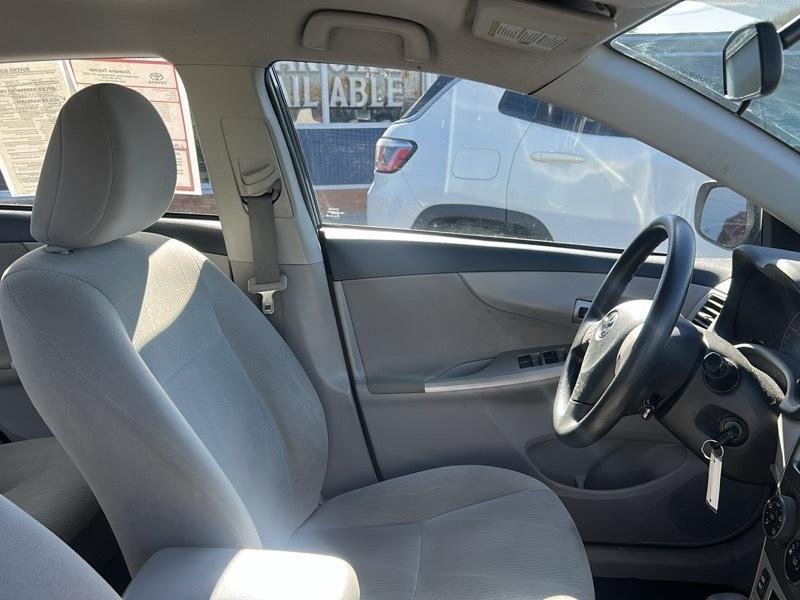 Toyota Corolla 4dr Sdn Auto LE (Natl) 2013