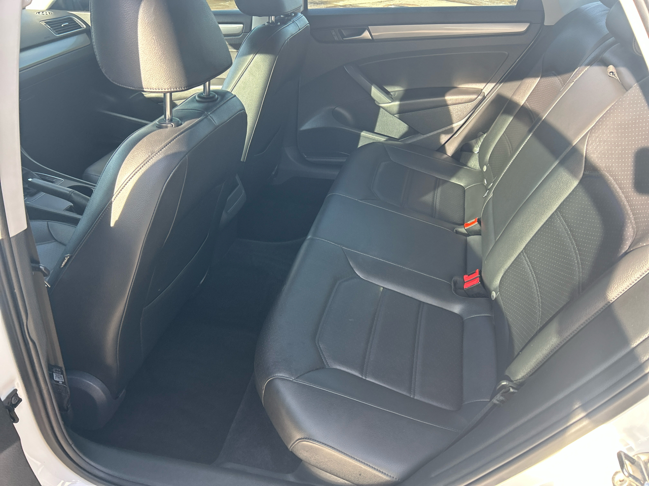 Volkswagen Passat 4dr Sdn 1.8T Auto Wolfsburg Ed 2014