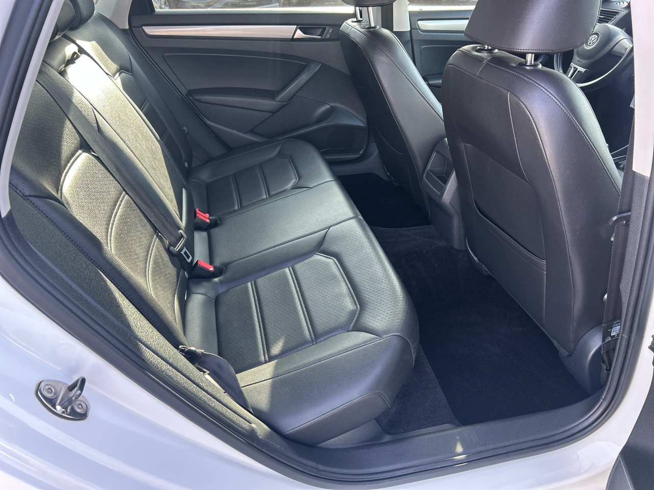 Volkswagen Passat 4dr Sdn 1.8T Auto Wolfsburg Ed 2014