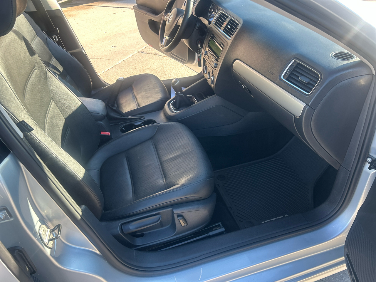 Volkswagen Jetta Sedan 4dr Man SE PZEV 2013