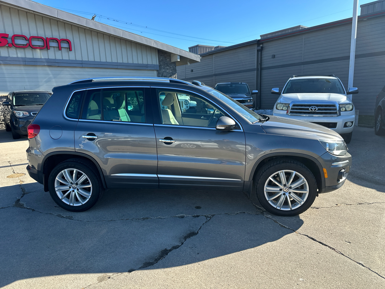 Volkswagen Tiguan 2WD 4dr Auto SE w/Sunroof & Nav 2012