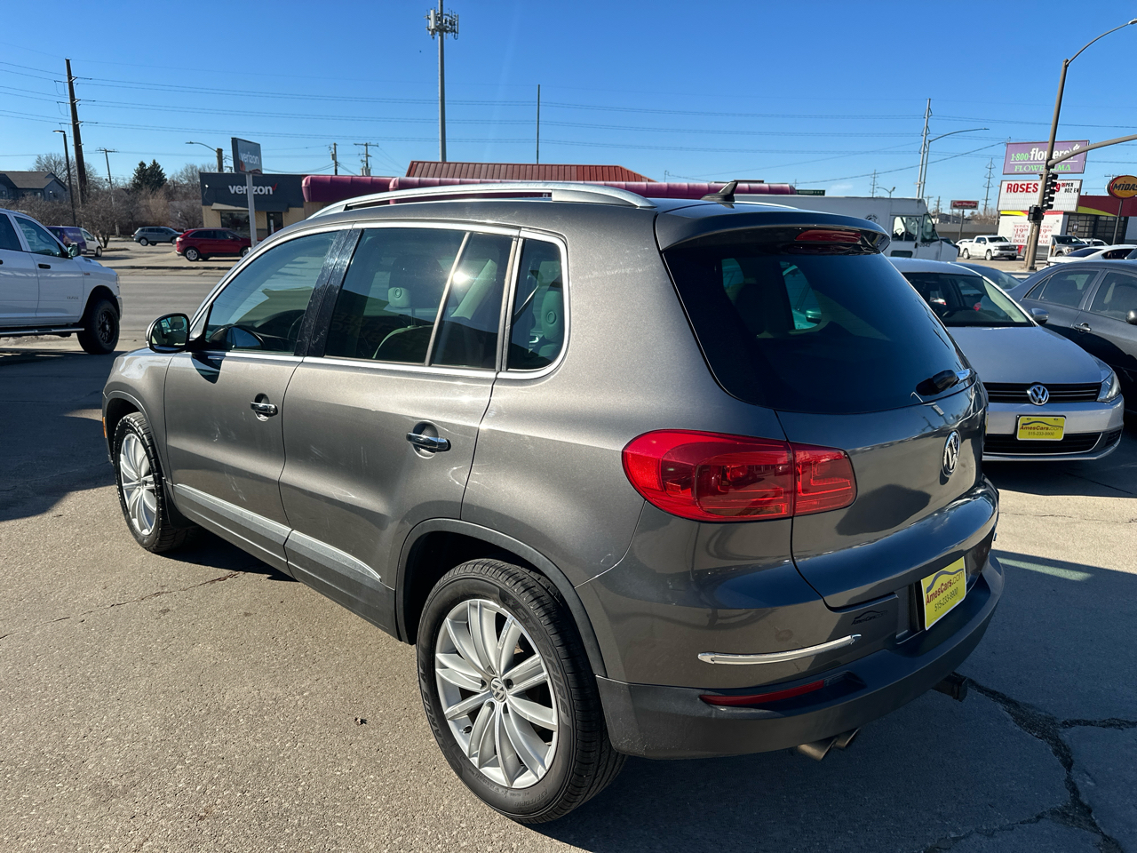 Volkswagen Tiguan 2WD 4dr Auto SE w/Sunroof & Nav 2012