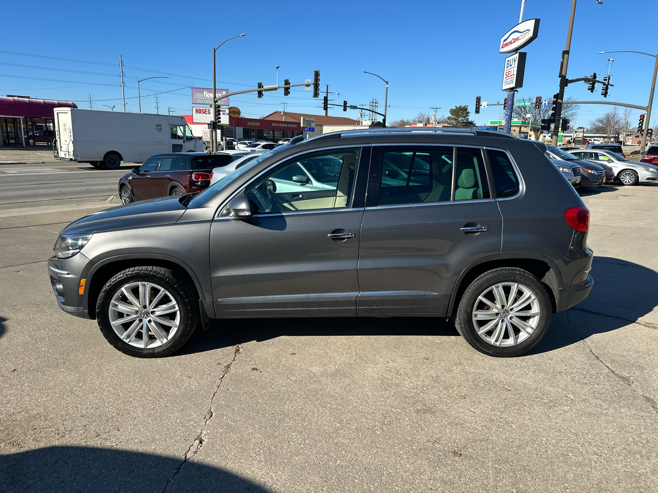 Volkswagen Tiguan 2WD 4dr Auto SE w/Sunroof & Nav 2012