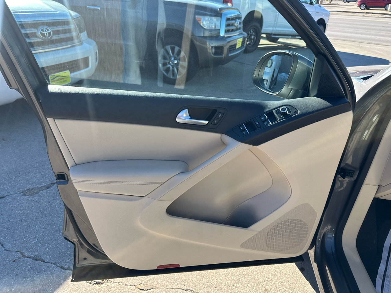 Volkswagen Tiguan 2WD 4dr Auto SE w/Sunroof & Nav 2012