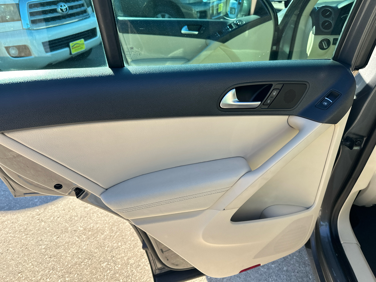 Volkswagen Tiguan 2WD 4dr Auto SE w/Sunroof & Nav 2012