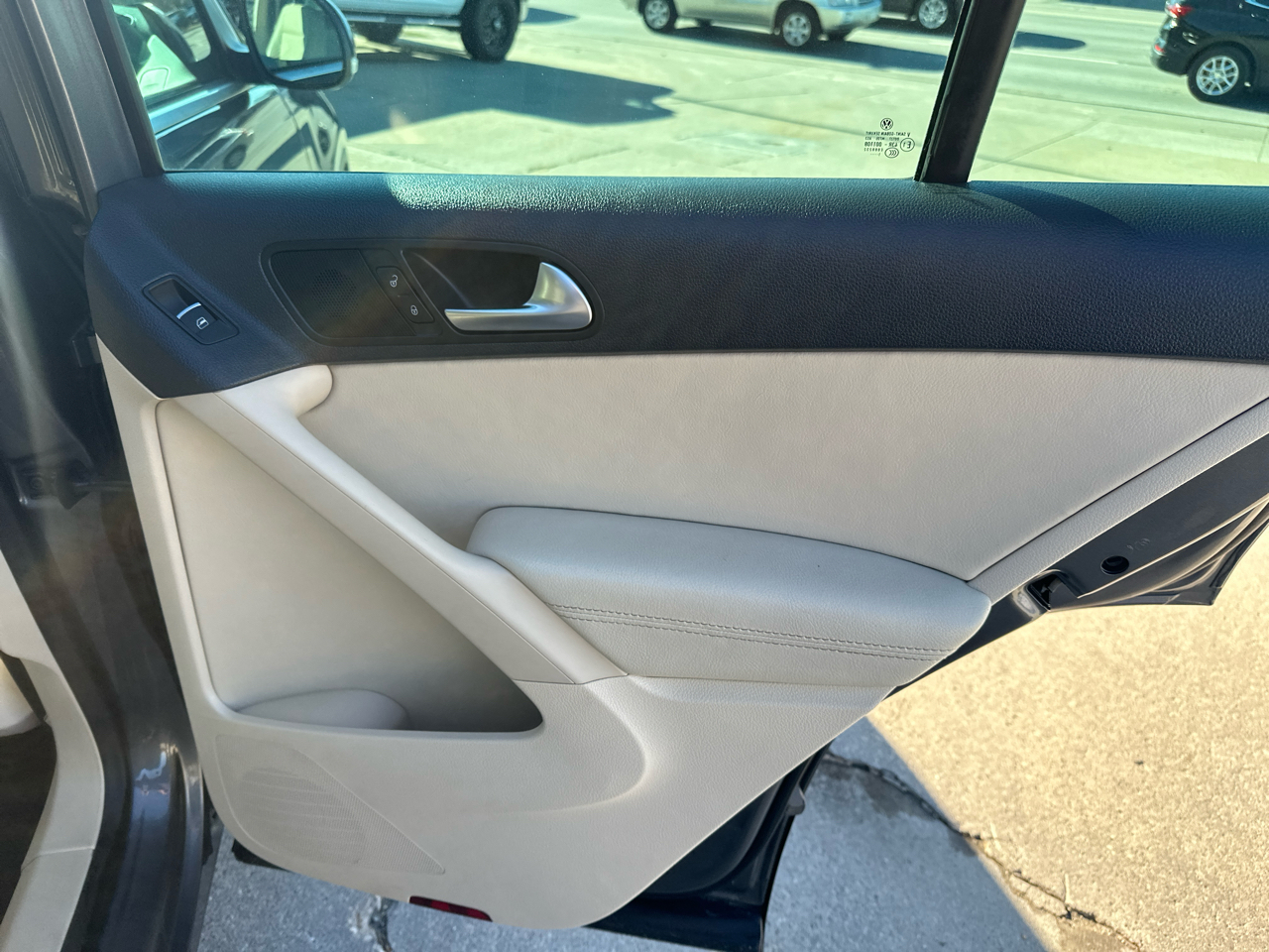 Volkswagen Tiguan 2WD 4dr Auto SE w/Sunroof & Nav 2012