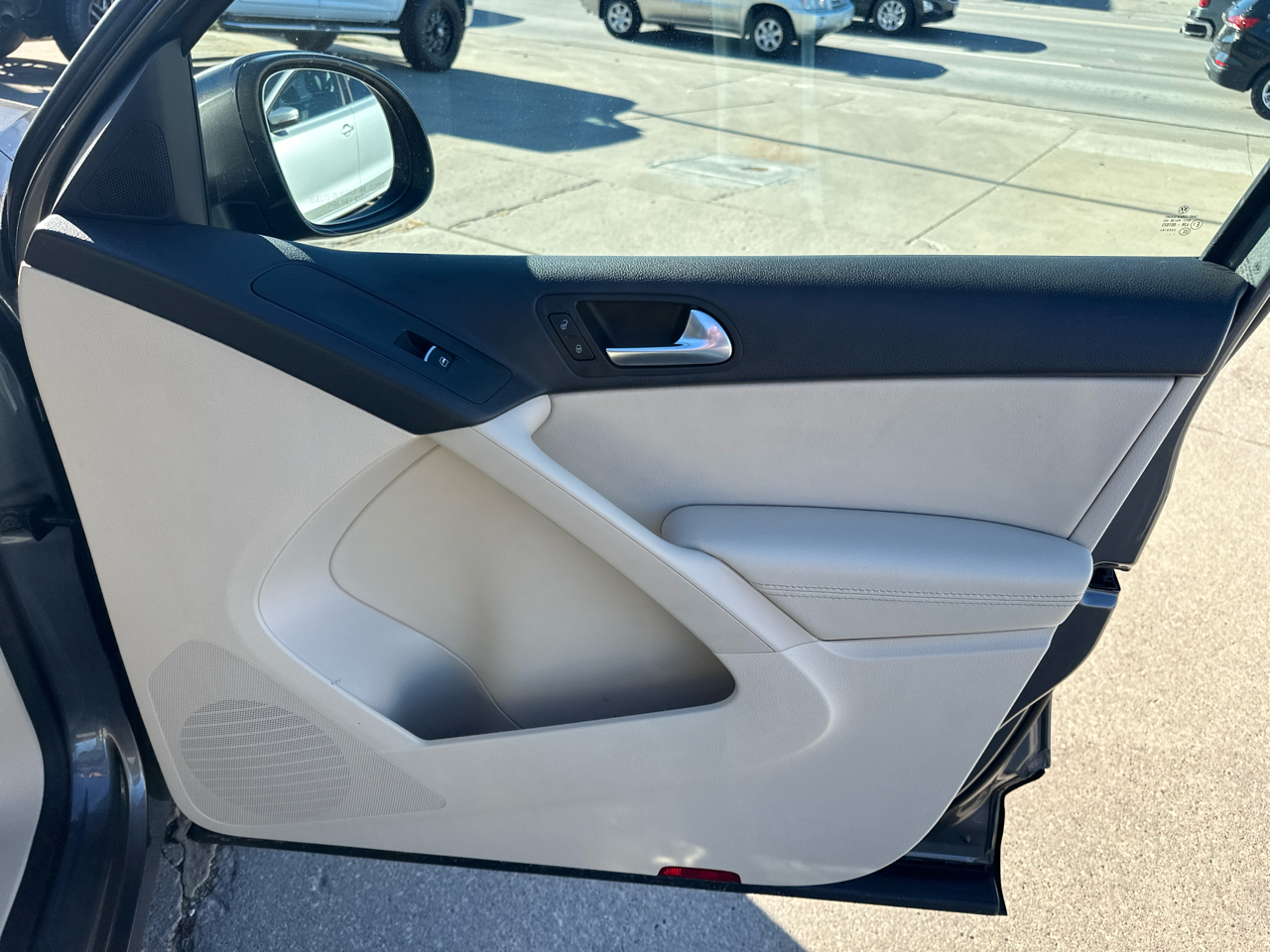 Volkswagen Tiguan 2WD 4dr Auto SE w/Sunroof & Nav 2012