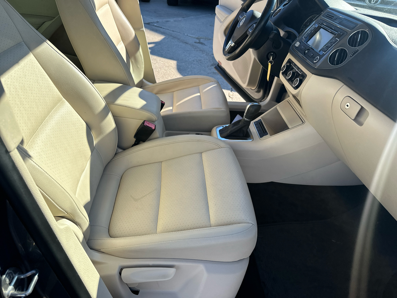 Volkswagen Tiguan 2WD 4dr Auto SE w/Sunroof & Nav 2012