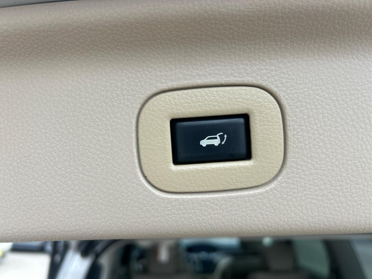 Nissan Quest 4dr LE 2012