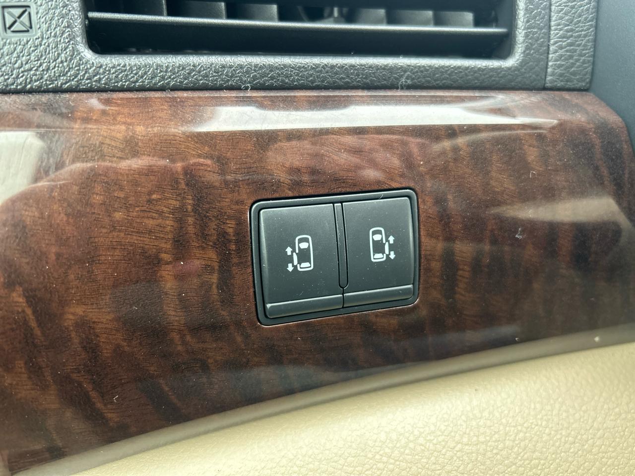 Nissan Quest 4dr LE 2012