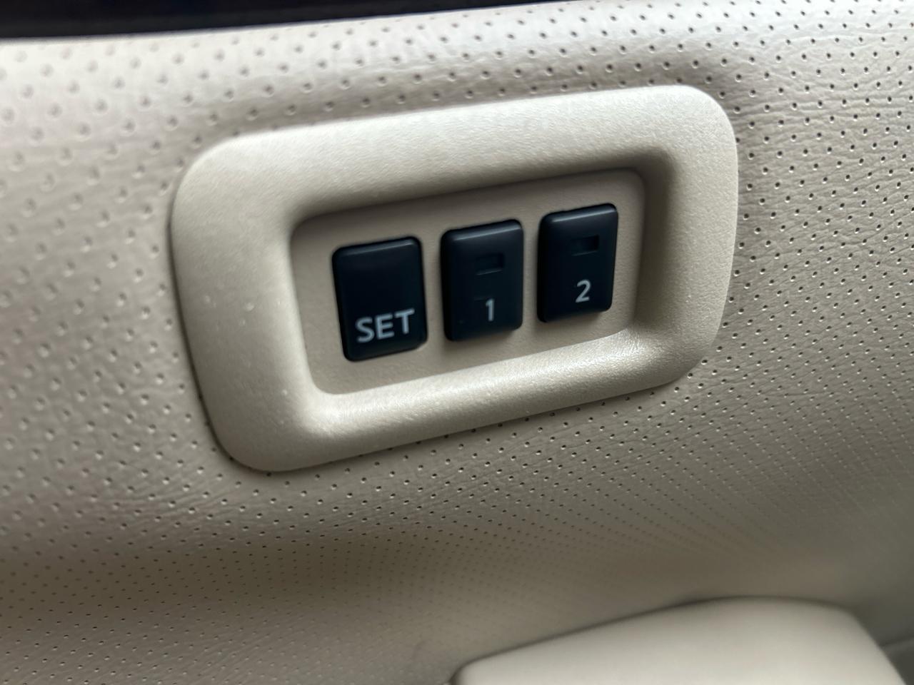 Nissan Quest 4dr LE 2012