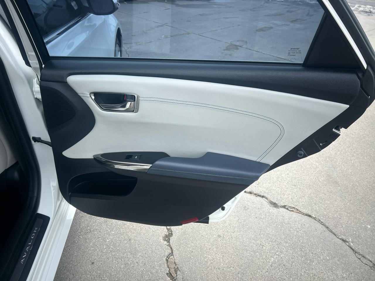 Toyota Avalon 4dr Sdn XLE Premium (Natl) 2014