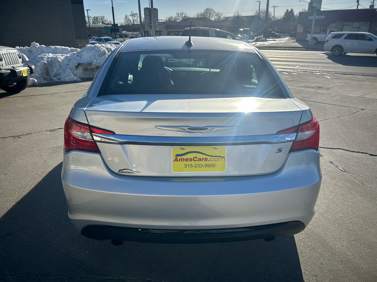 Chrysler 200 4dr Sdn Touring 2012