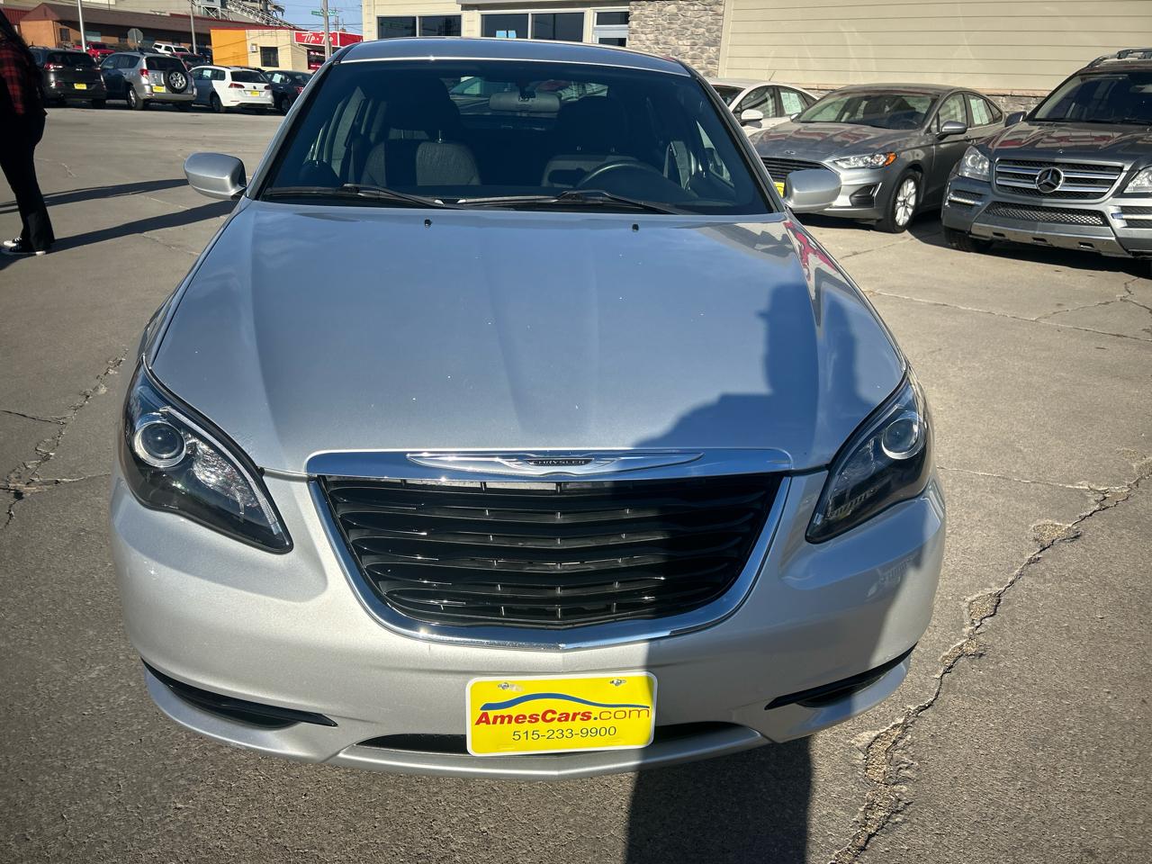 Chrysler 200 4dr Sdn Touring 2012