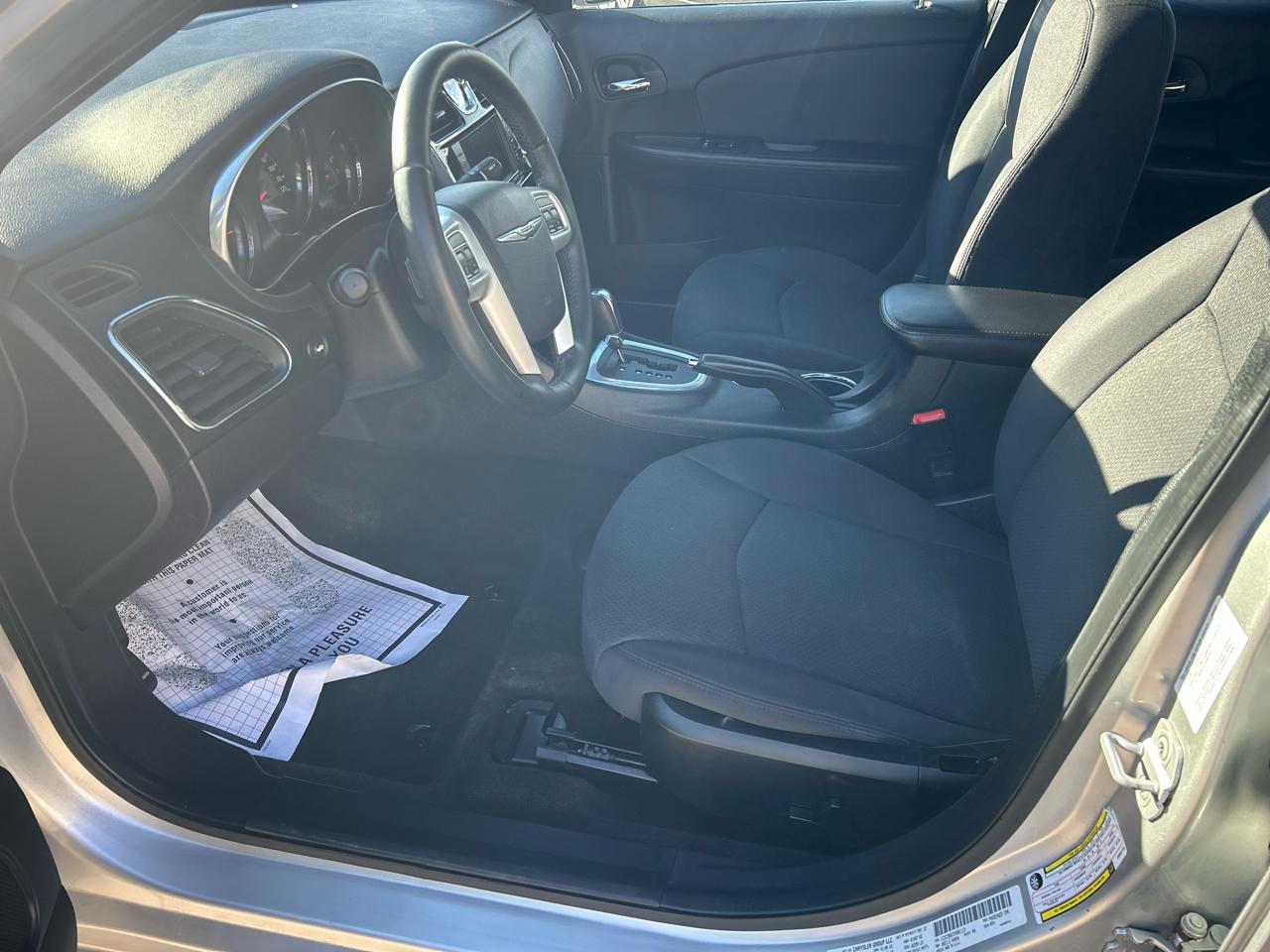 Chrysler 200 4dr Sdn Touring 2012