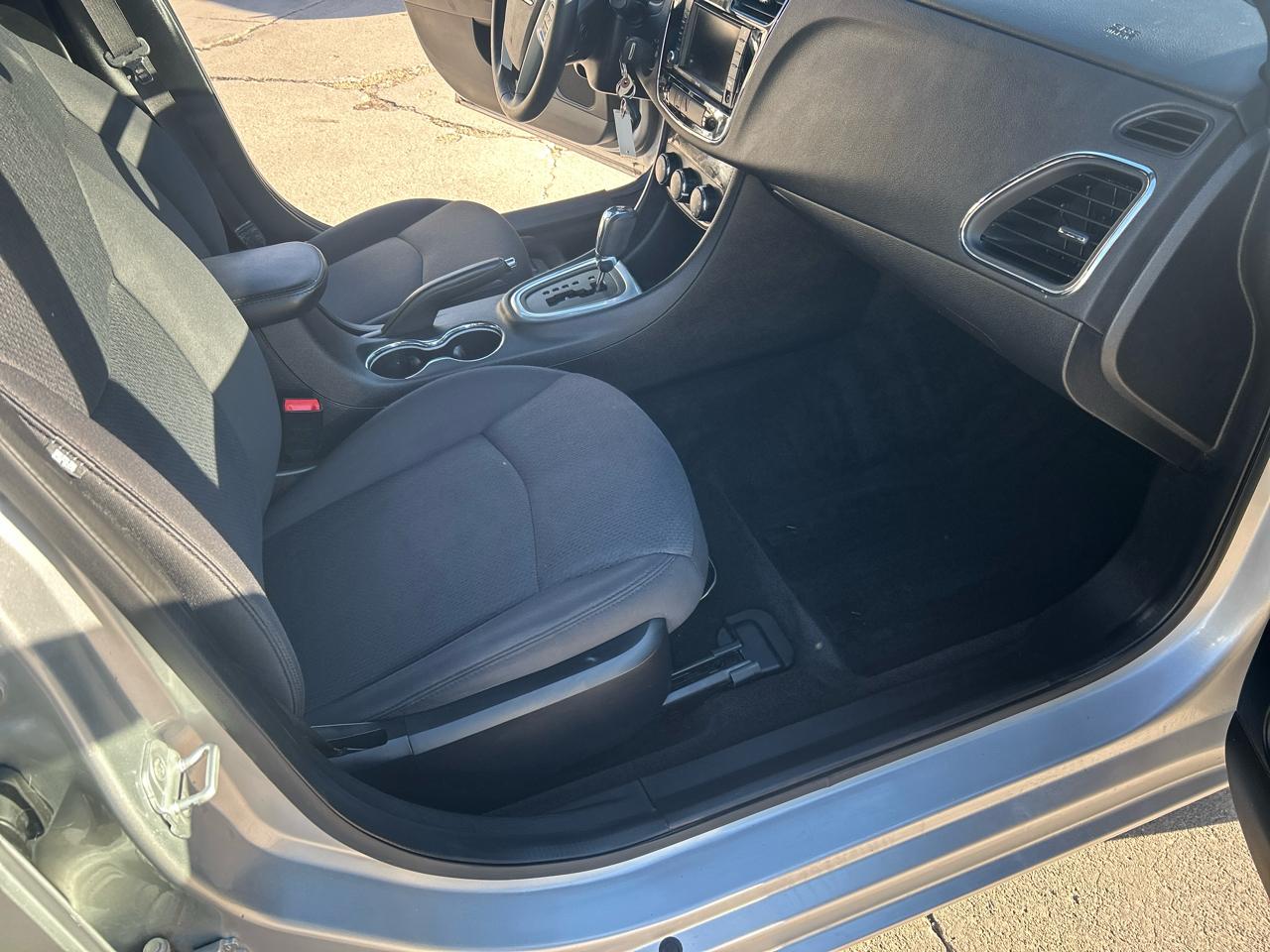 Chrysler 200 4dr Sdn Touring 2012