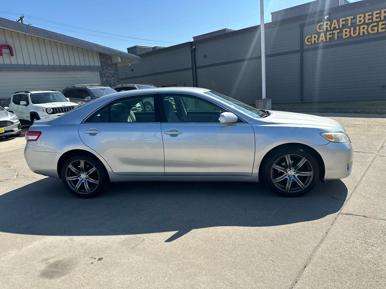 Toyota Camry 4dr Sdn I4 Auto LE (Natl) 2011