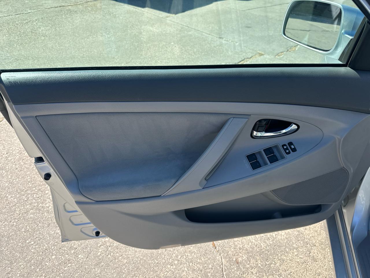 Toyota Camry 4dr Sdn I4 Auto LE (Natl) 2011