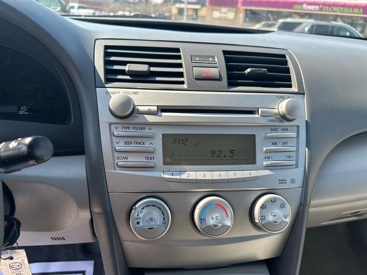 Toyota Camry 4dr Sdn I4 Auto LE (Natl) 2011