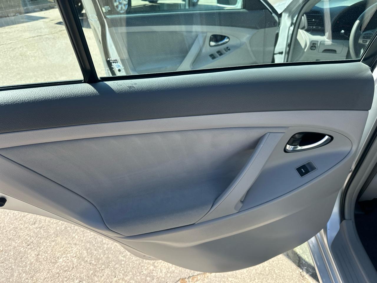 Toyota Camry 4dr Sdn I4 Auto LE (Natl) 2011