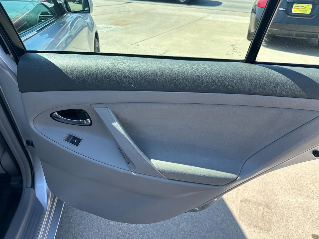 Toyota Camry 4dr Sdn I4 Auto LE (Natl) 2011