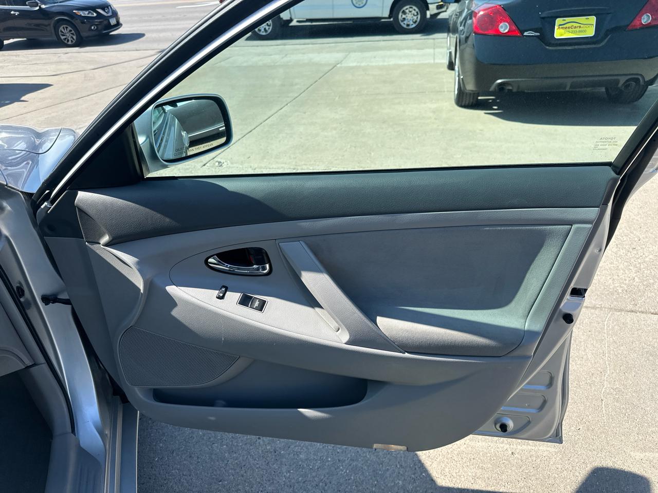 Toyota Camry 4dr Sdn I4 Auto LE (Natl) 2011