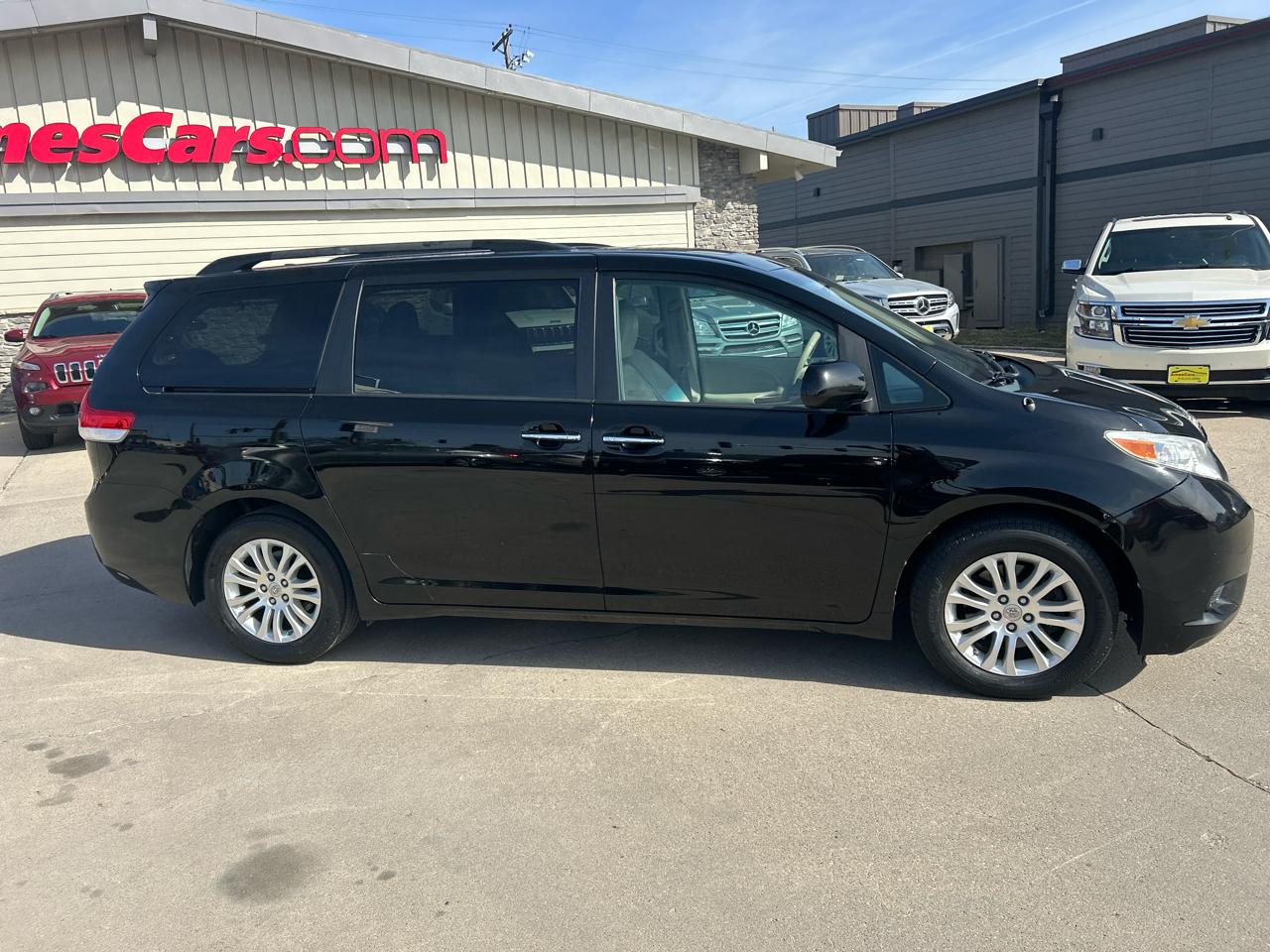 Toyota Sienna 5dr 7-Pass Van V6 XLE AAS FWD (Natl) 2014