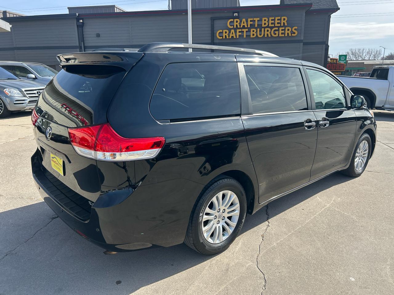 Toyota Sienna 5dr 7-Pass Van V6 XLE AAS FWD (Natl) 2014