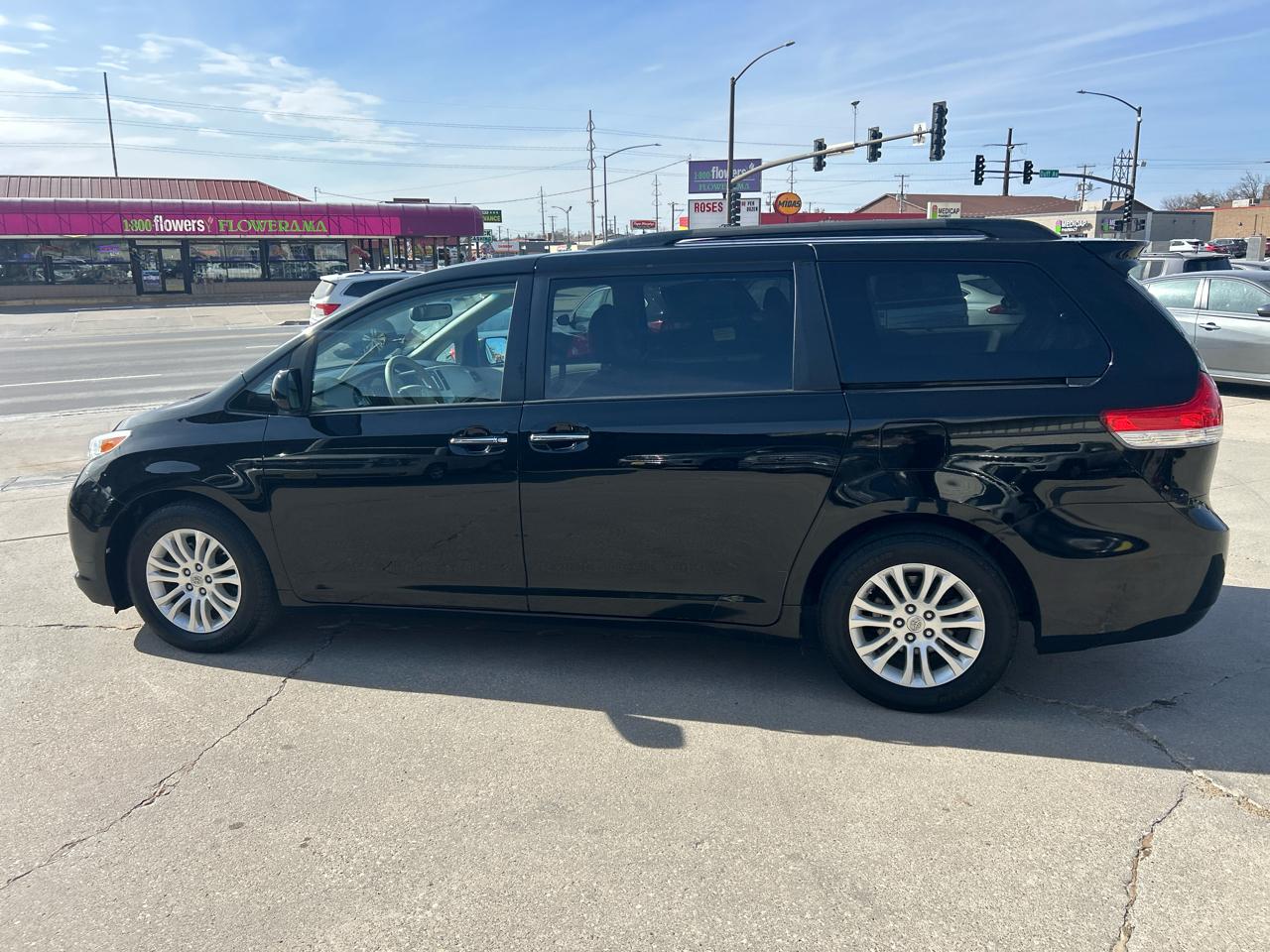 Toyota Sienna 5dr 7-Pass Van V6 XLE AAS FWD (Natl) 2014