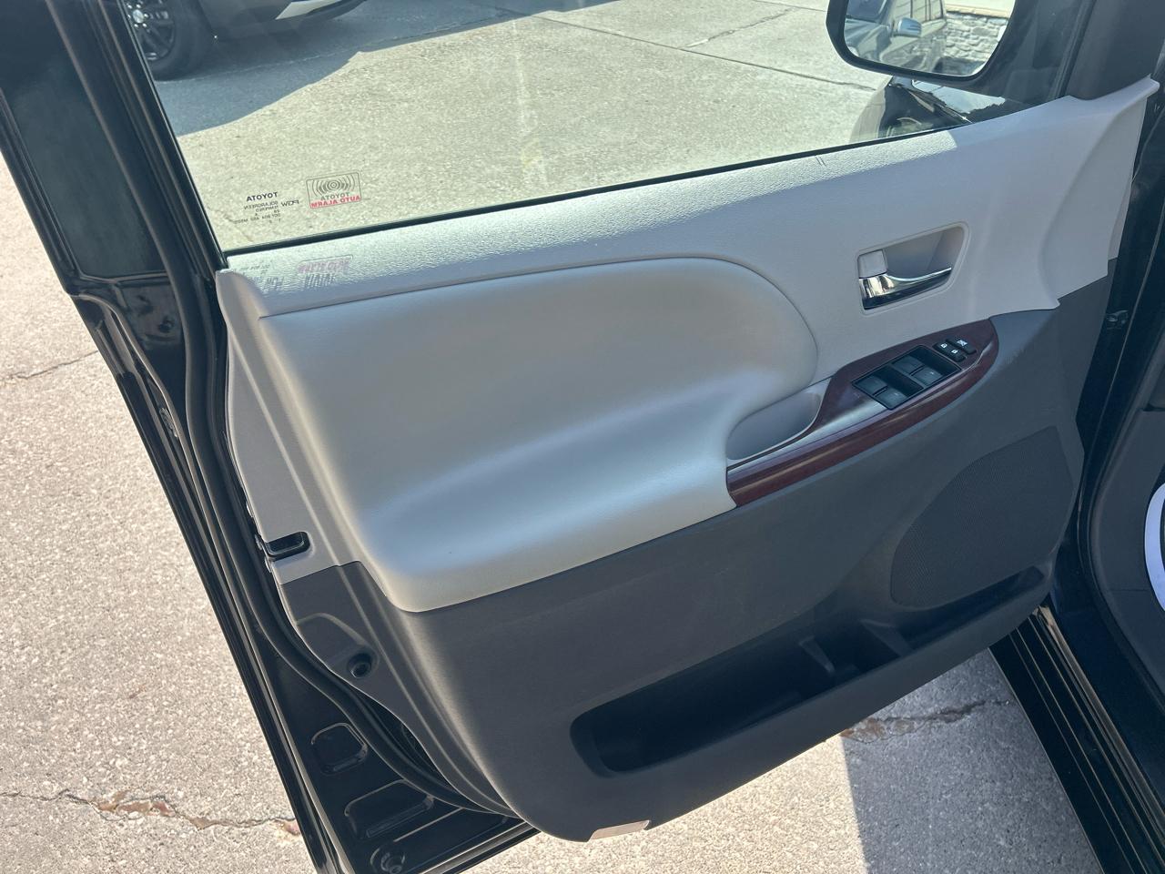 Toyota Sienna 5dr 7-Pass Van V6 XLE AAS FWD (Natl) 2014