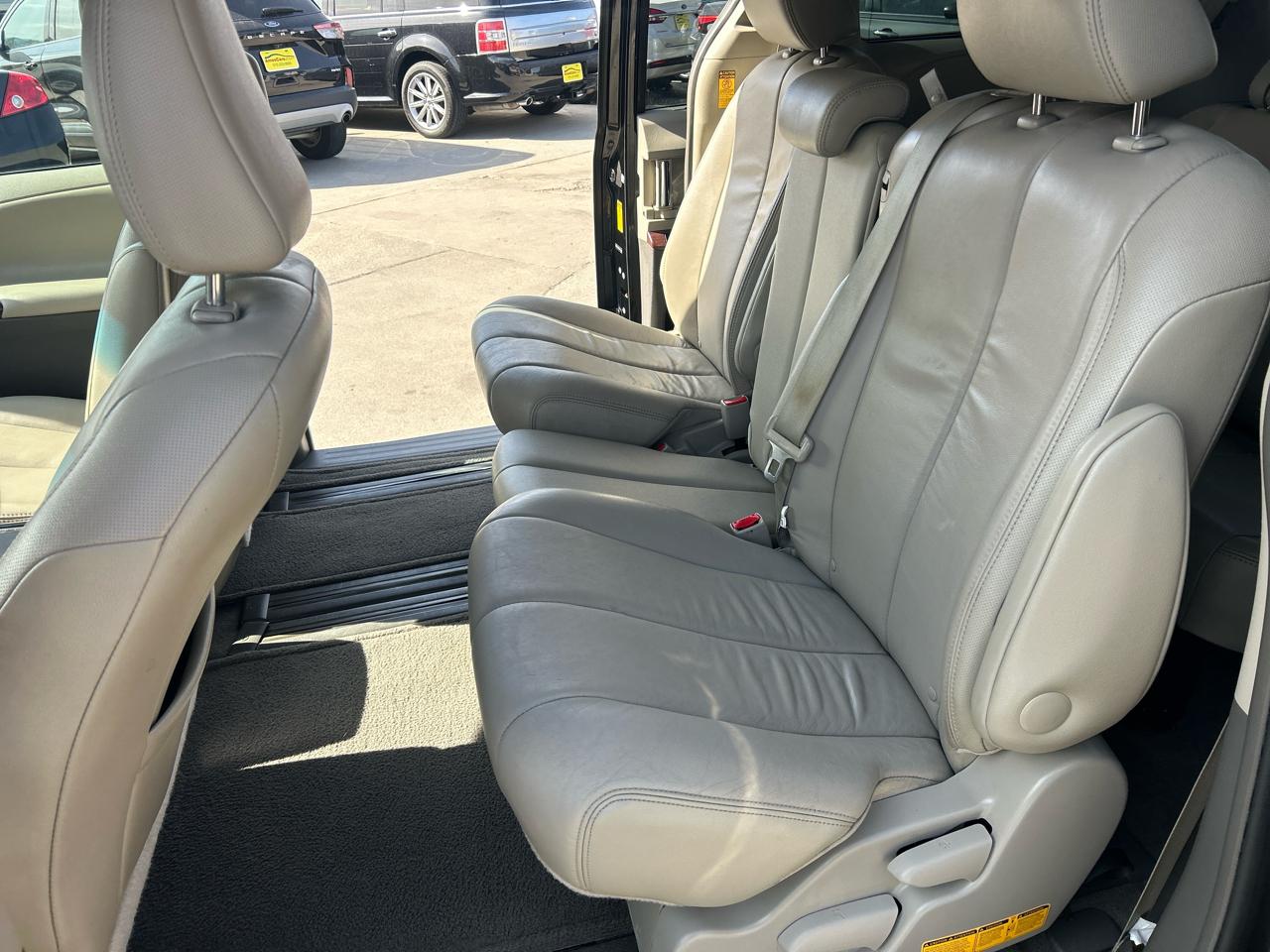 Toyota Sienna 5dr 7-Pass Van V6 XLE AAS FWD (Natl) 2014