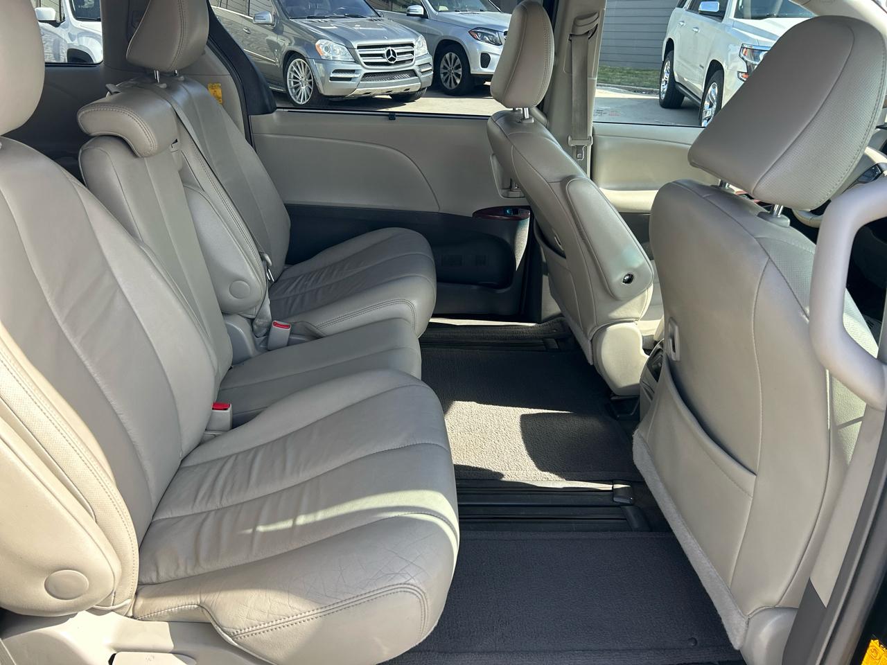 Toyota Sienna 5dr 7-Pass Van V6 XLE AAS FWD (Natl) 2014